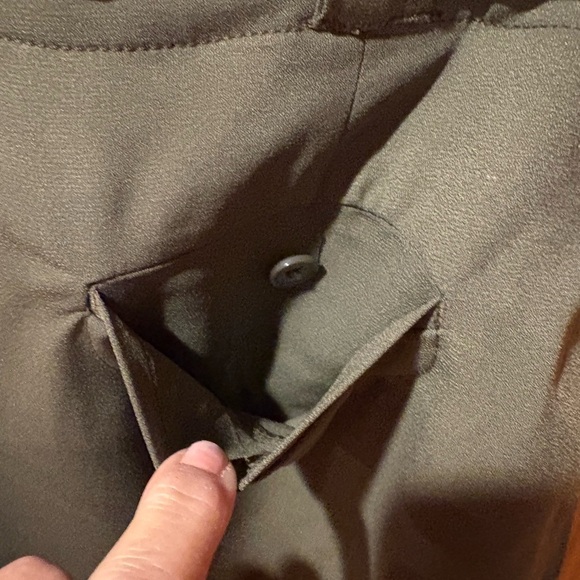 Liz Claiborne Olive Green Belted
Women’s Shorts Size 10 NWOT - Picture 4 of 12